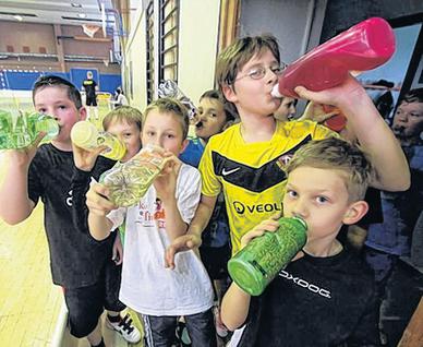 Trinkpause. Wer gut trainiert, hat viel Durst. Zweimal in der Woche treffen sich die Jungs in der Sporthalle Döbeln-Nord. Foto: Wolfgang Sens